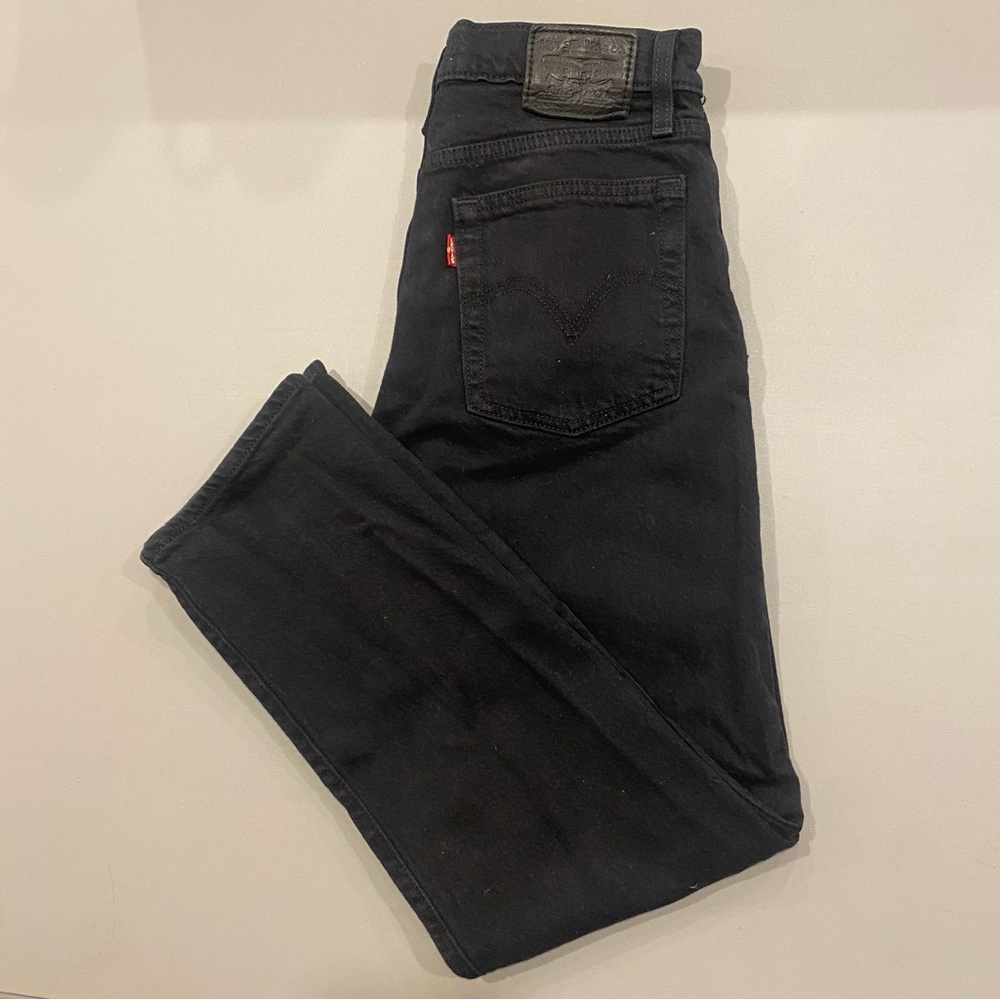 Black wedge straight Levi’s jeans